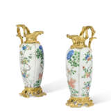 PAIRE D’AIGUIÈRES DE STYLE LOUIS XV - Foto 1