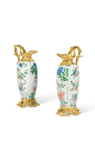 PAIRE D’AIGUIÈRES DE STYLE LOUIS XV - Foto 1