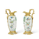 PAIRE D’AIGUIÈRES DE STYLE LOUIS XV - Foto 2