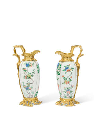 PAIRE D’AIGUIÈRES DE STYLE LOUIS XV - Foto 2