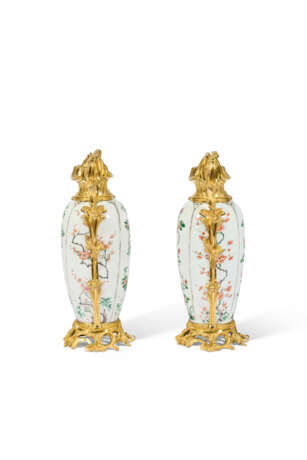 PAIRE D’AIGUIÈRES DE STYLE LOUIS XV - Foto 4