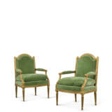 PAIRE DE FAUTEUILS À LA REINE D’ÉPOQUE LOUIS XVI - photo 1