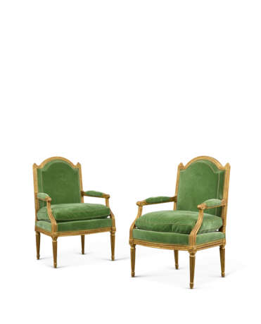 PAIRE DE FAUTEUILS À LA REINE D’ÉPOQUE LOUIS XVI - photo 1