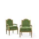PAIRE DE FAUTEUILS À LA REINE D’ÉPOQUE LOUIS XVI - photo 2
