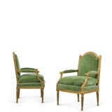 PAIRE DE FAUTEUILS À LA REINE D’ÉPOQUE LOUIS XVI - photo 3