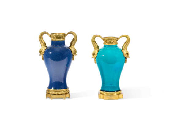 PAIRE DE VASES ET COUPE DE STYLE LOUIS XVI - фото 3