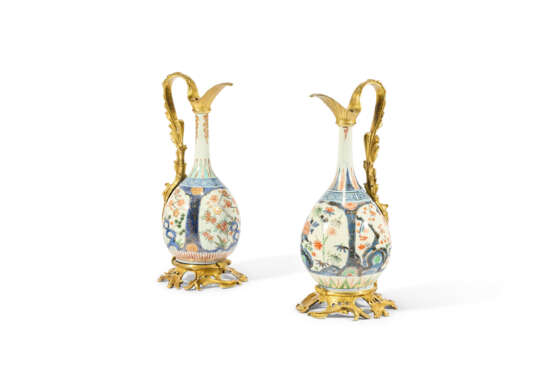 PAIRE D'AIGUIÈRES DE STYLE LOUIS XV - photo 1