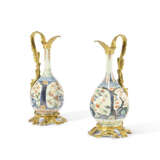 PAIRE D'AIGUIÈRES DE STYLE LOUIS XV - photo 1