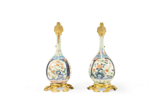 PAIRE D'AIGUIÈRES DE STYLE LOUIS XV - photo 2