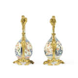 PAIRE D'AIGUIÈRES DE STYLE LOUIS XV - photo 3
