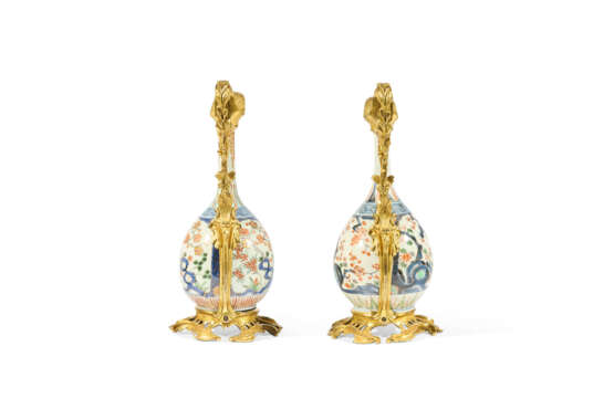 PAIRE D'AIGUIÈRES DE STYLE LOUIS XV - photo 3