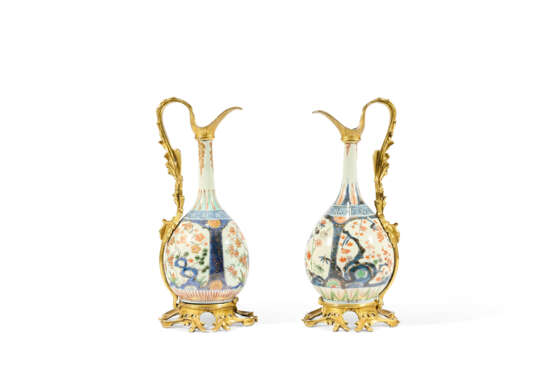PAIRE D'AIGUIÈRES DE STYLE LOUIS XV - photo 4