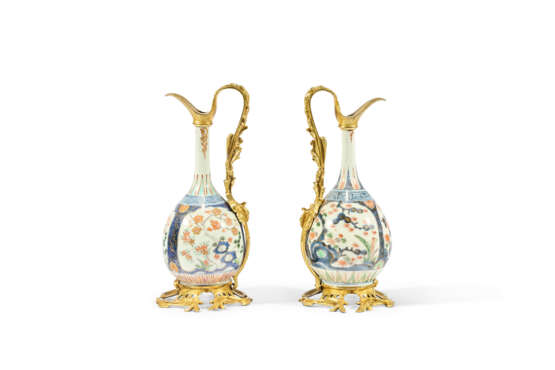 PAIRE D'AIGUIÈRES DE STYLE LOUIS XV - photo 5