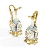 PAIRE D'AIGUIÈRES DE STYLE LOUIS XV - photo 6