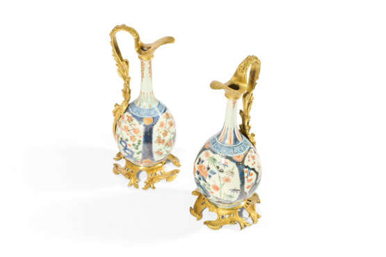PAIRE D'AIGUIÈRES DE STYLE LOUIS XV - photo 6