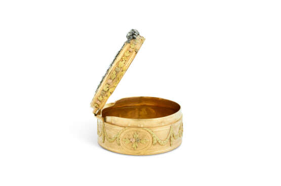 TABATIÈRE DE FEMME EN OR DE TROIS COULEURS ET ÉMAIL - photo 4