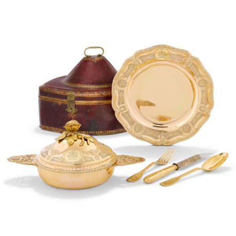 ÉCUELLE, SON COUVERCLE, SON PRÉSENTOIR ET COUVERTS EN VERMEIL D'ÉPOQUE LOUIS XVI DANS SON ÉCRIN D'ORIGINE - photo 1