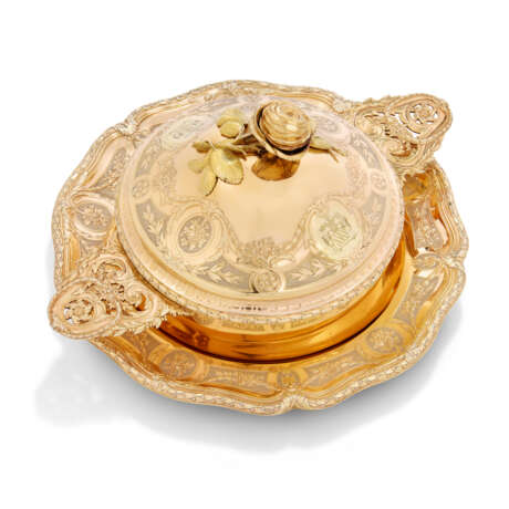 ÉCUELLE, SON COUVERCLE, SON PRÉSENTOIR ET COUVERTS EN VERMEIL D'ÉPOQUE LOUIS XVI DANS SON ÉCRIN D'ORIGINE - photo 2