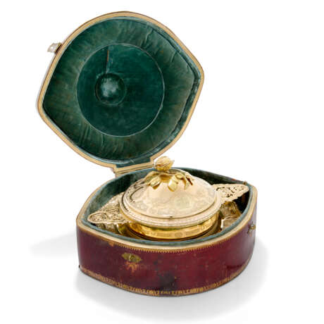 ÉCUELLE, SON COUVERCLE, SON PRÉSENTOIR ET COUVERTS EN VERMEIL D'ÉPOQUE LOUIS XVI DANS SON ÉCRIN D'ORIGINE - photo 7