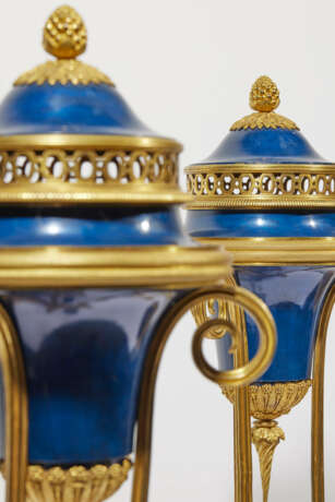 PAIRE DE BRÛLE-PARFUMS D'ÉPOQUE DIRECTOIRE - photo 6