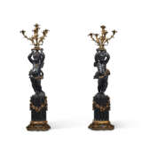 PAIRE DE TORCHÈRES À DÉCOR DE CHÉRUBINS - photo 1