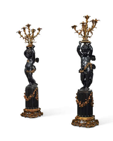 PAIRE DE TORCHÈRES À DÉCOR DE CHÉRUBINS - photo 2