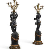 PAIRE DE TORCHÈRES À DÉCOR DE CHÉRUBINS - photo 3
