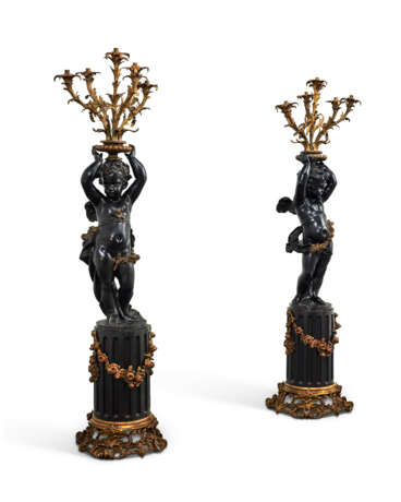 PAIRE DE TORCHÈRES À DÉCOR DE CHÉRUBINS - photo 3