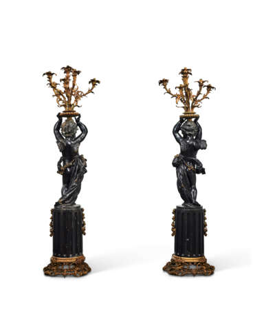 PAIRE DE TORCHÈRES À DÉCOR DE CHÉRUBINS - photo 4