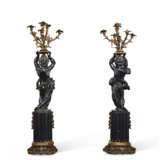 PAIRE DE TORCHÈRES À DÉCOR DE CHÉRUBINS - photo 4
