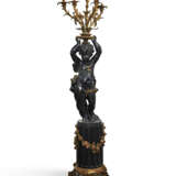 PAIRE DE TORCHÈRES À DÉCOR DE CHÉRUBINS - photo 8