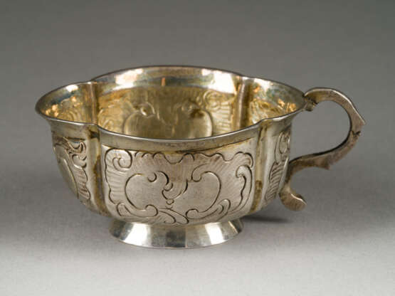 A SILVER PARCEL-GILT CHARKA WITH ROCAILLES - photo 1