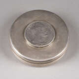 A SILVER SNUFF BOX WITH A 1 1/2 ROUBLE COIN WITH THE PORTRAIT OF NICHOLAS I OF RUSSIAN - photo 1