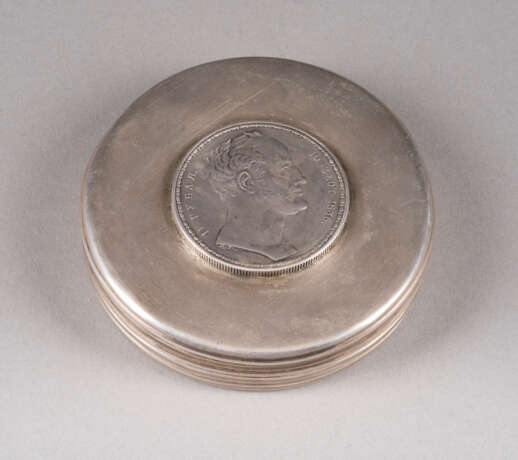 A SILVER SNUFF BOX WITH A 1 1/2 ROUBLE COIN WITH THE PORTRAIT OF NICHOLAS I OF RUSSIAN - photo 1