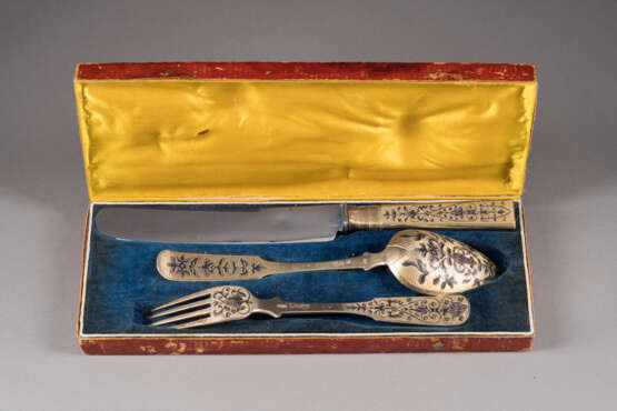 A SILVER-GILT AND NIELLO THREE-PIECE FLATWARE SET WITHIN ORIGINAL CASE - photo 1