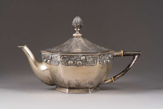 A SILVER TEA POT - photo 1