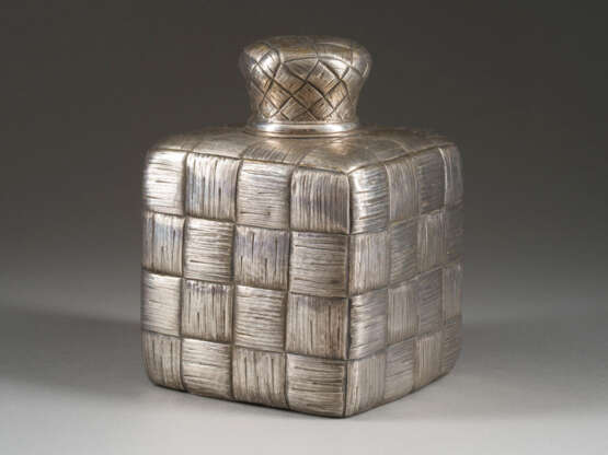 A SILVER TROMPE L'OEIL TEA CADDY - фото 1