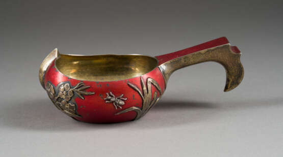 A VERY FINE AND LARGE SILVER-GILT KOVSH - фото 2