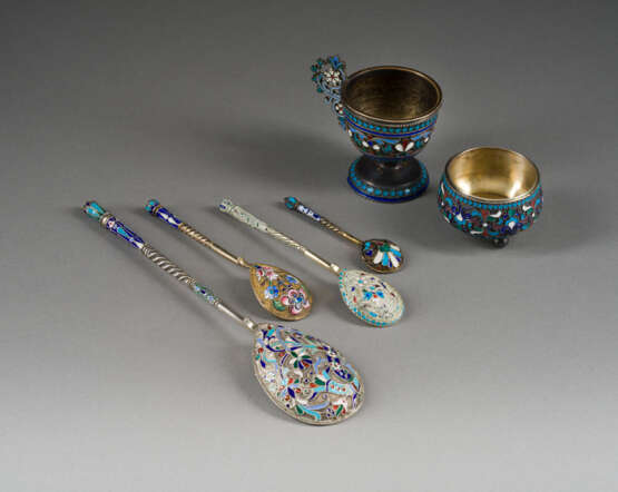 A SILVER AND CLOISONNÉ HANDLE BEAKER, A SALT AND FOUR SPOONS - photo 1