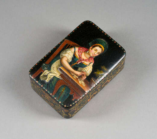 A VERY FINE PAPIER-MACHÉ AND LACQUER BOX 'A RUSSIAN YOUNG LADY' - photo 1