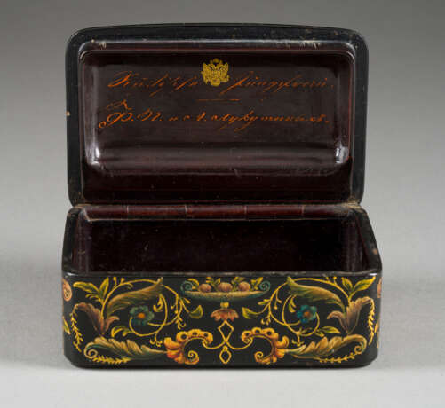 A VERY FINE PAPIER-MACHÉ AND LACQUER BOX 'A RUSSIAN YOUNG LADY' - photo 3