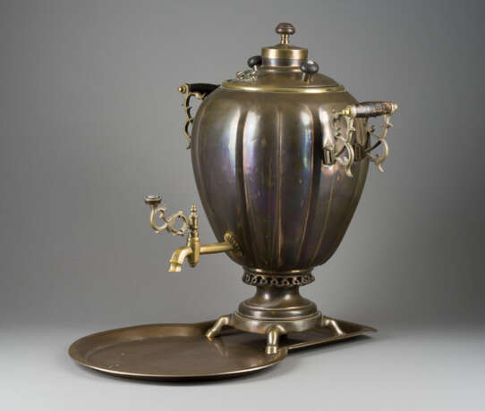A LARGE BRASS SAMOVAR WITH A TRAY - фото 1