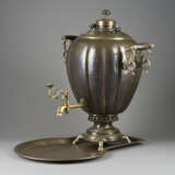 A LARGE BRASS SAMOVAR WITH A TRAY - фото 1