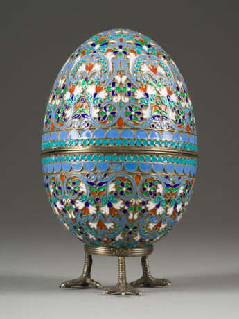 A SILVER AND CLOISONNÉ ENAMEL EGG ON STAND - фото 1