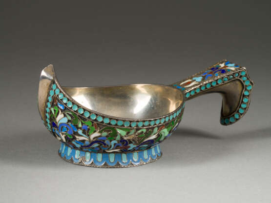 A SILVER AND CLOISONNÉ ENAMEL KOVSH - фото 1