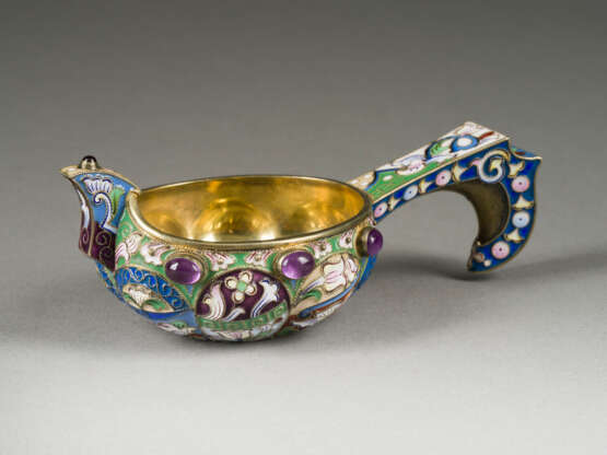 A SILVER-GILT AND CLOISONNÉ ENAMEL KOVSH - photo 1