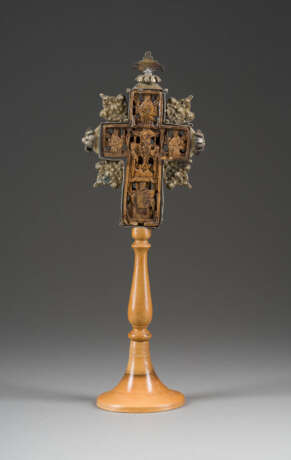 STANDKREUZ MIT DER TAUFE UND KREUZIGUNG CHRISTI - Foto 1