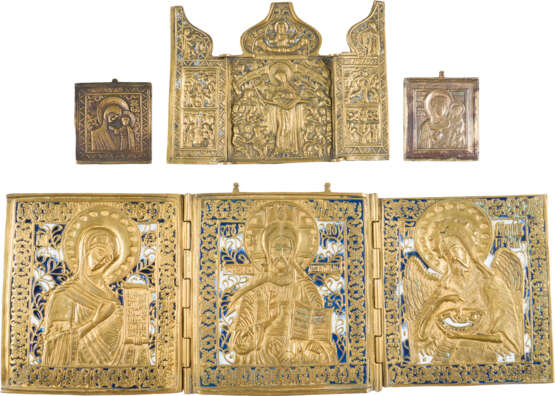 SAMMLUNG VON VIER BRONZE-IKONEN: DARSTELLUNGEN DER GOTTESMUTTER SOWIE EIN TRIPTYCHON MIT DEESIS - Foto 1