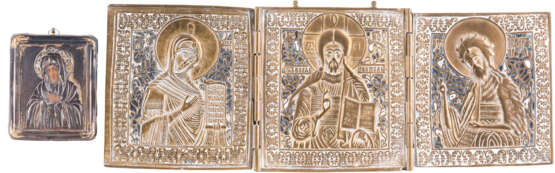 A BRASS AND ENAMEL TRIPTYCH SHOWING THE DEISIS AND A MINIATURE ICON SHOWING THE MOTHER OF - фото 1