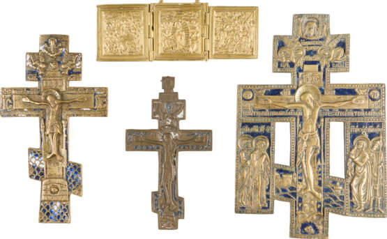 SAMMLUNG VON VIER BRONZE-IKONEN: KRUZIFIXE SOWIE EIN TRIPTYCHON - Foto 1